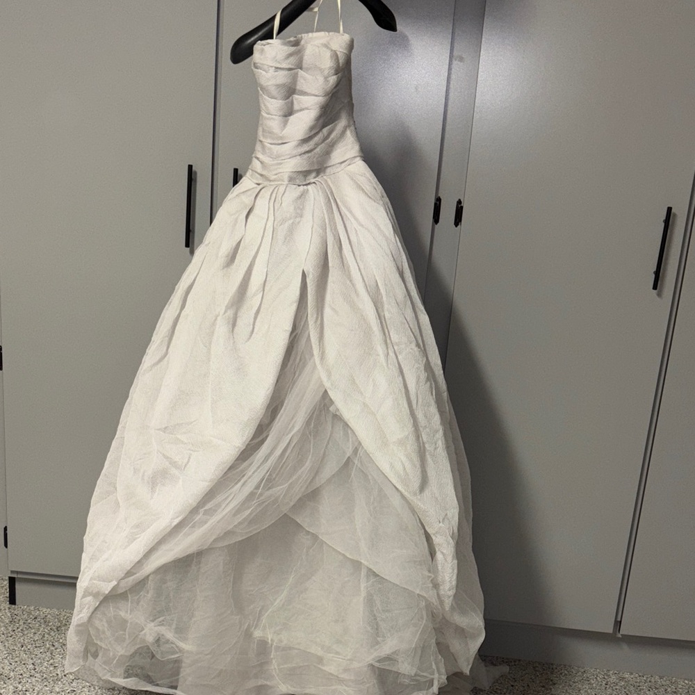 WHITE VERA WANG Strapless soft gray  Ball Gown Wedding Dress SZ 2
